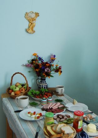 "En gäst i huset, Gud i huset." Polsk frukost hos Jarek. Även bulgarisk korv finns på bordet.