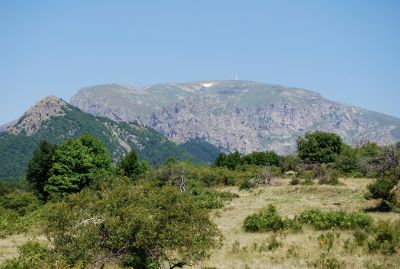 På väg upp till Hizha Rai (fjällstugan Paradiset). Masten till höger om snöfläcken markerar bergstoppen Christo Botev.