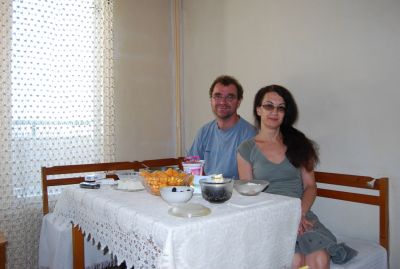 Frukost hos Ginka i Plovdiv: yoghurt, aprikoser, blåbär, ost och kaffe.